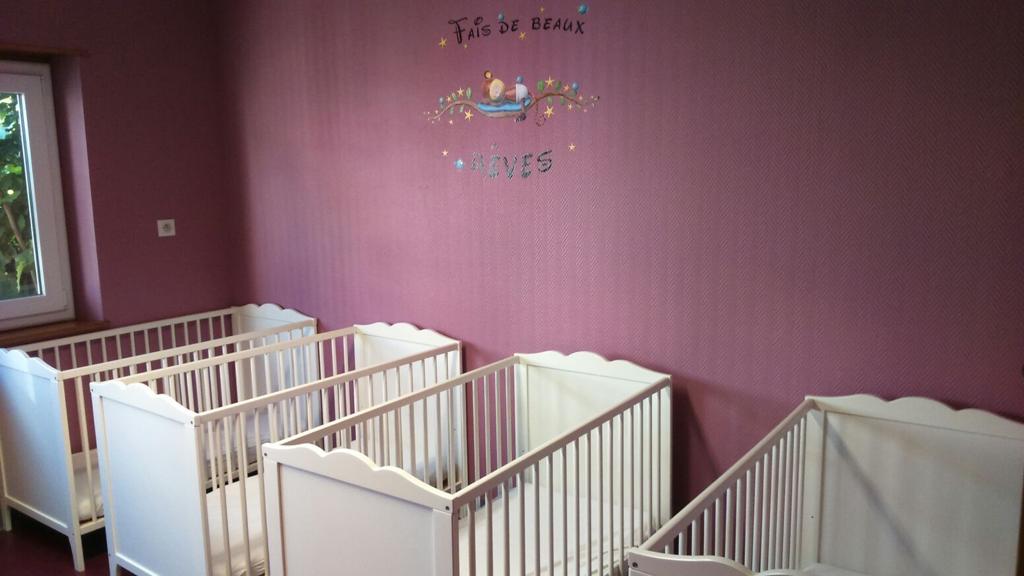 Lits de bébé dans chambre violet
