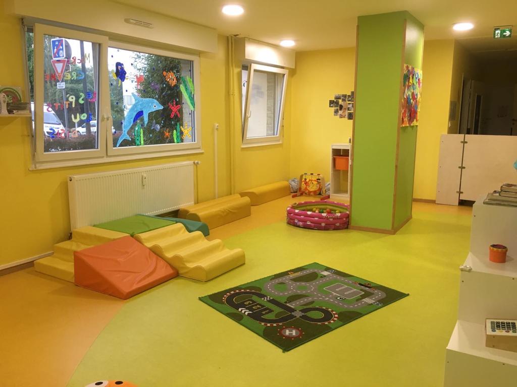 Jouets pour enfants avec tapis de cours de voiture