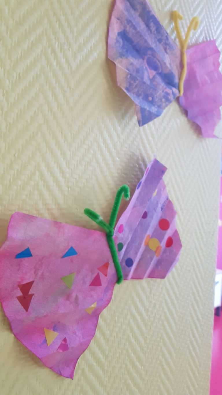 Dessin de papillons violets accrochés au mur
