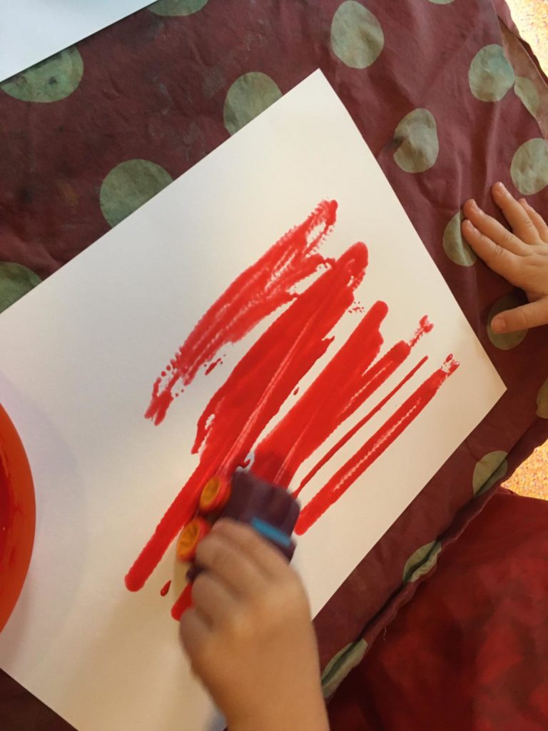 Activité peinture enfant en crèche avec jouet