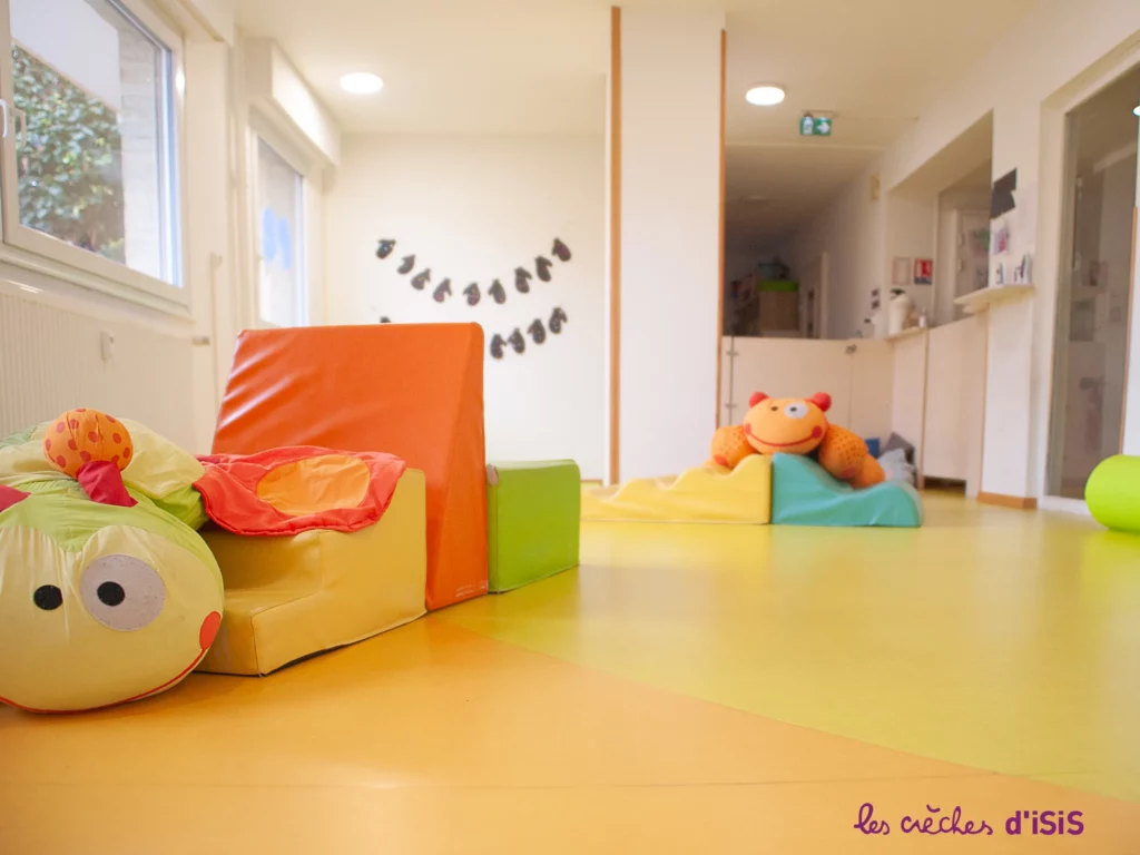 Salle de vie lumineuse de la crèche Les P'tits Lou d'Isis à Strasbourg Neudorf