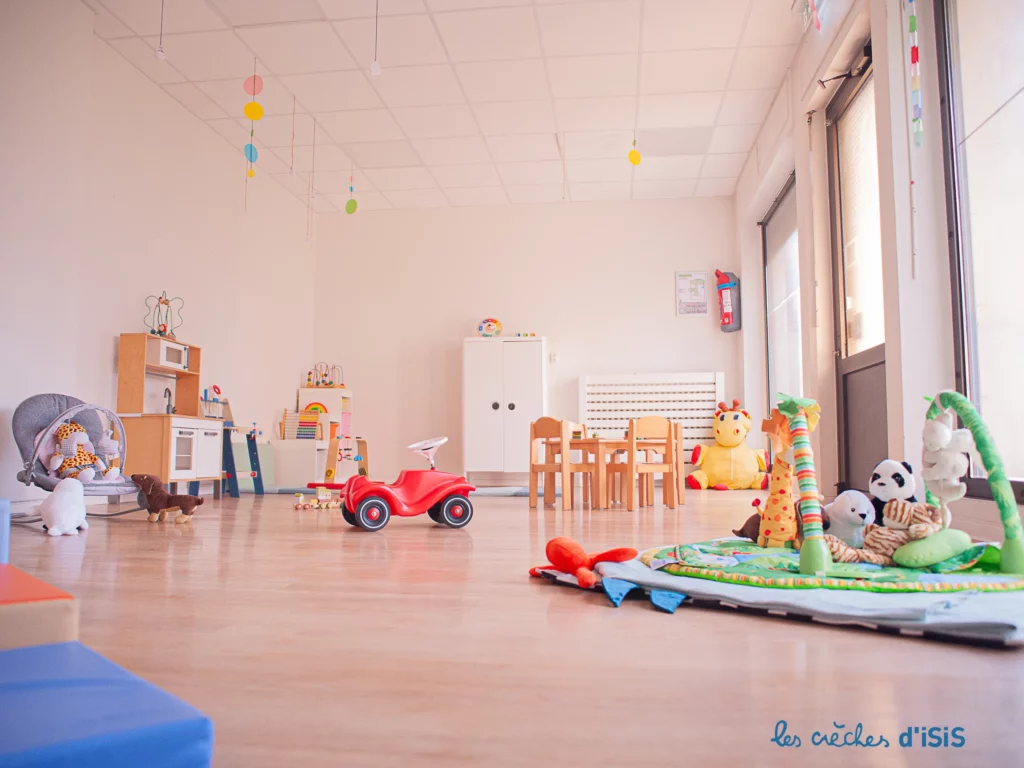 Salle de vie lumineuse et chaleureuse à La Crèche d’Isis – Strasbourg Meinau