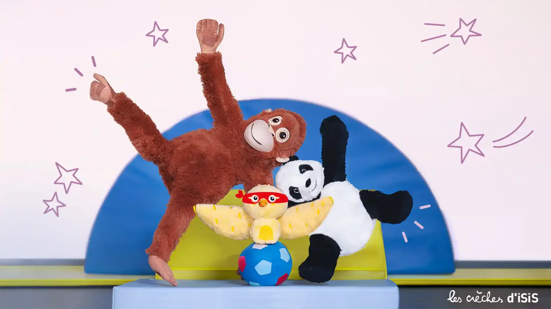 Les mascottes Kiki (orang-outan), Yoda (panda) et Blaise (poussin) en scène motricité libre à la micro-crèche Les P’tits Poussins d’Isis à Haguenau.