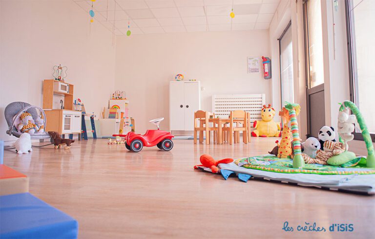 Salle de vie lumineuse de la micro-crèche Strasbourg Meinau, avec de nombreux jouets pour enfant