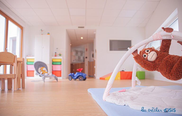 Salle de vie de la micro-crèche Strasbourg Robertsau avec des jouets pour enfant